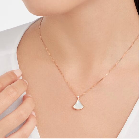 Divas’ Dream Necklace 18K Rose Gold, Mother-Of-Pearl & Diamond Pendant Necklace - Picture 2 of 12